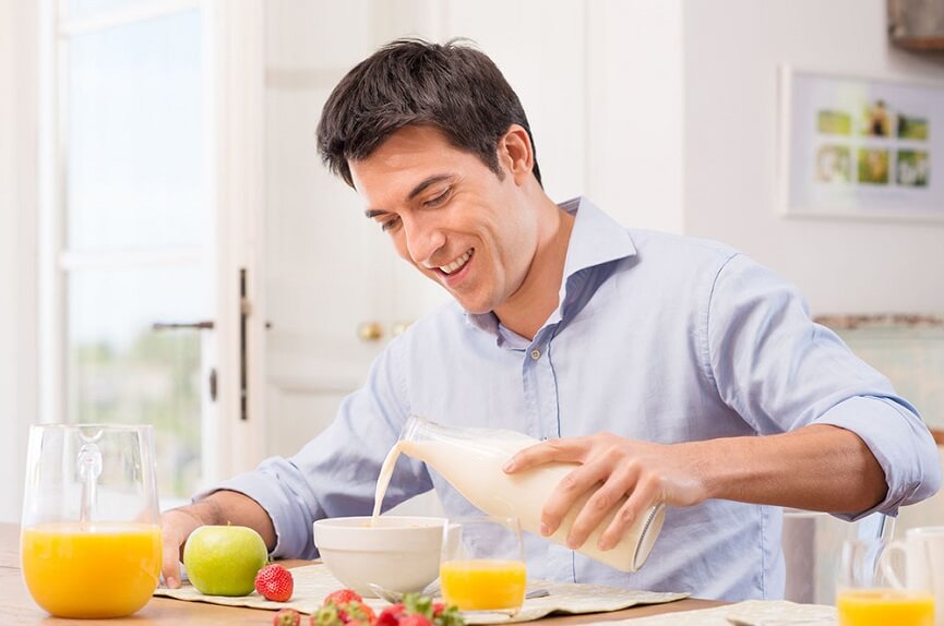 Man eating healthy foods